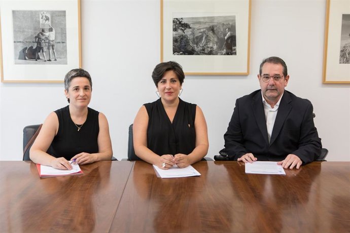 La alcaldesa del ayuntamiento del Valle Améscoa Baja, Estibaliz Erdozia; la consejera de Educación, María Solana; y el presidente de la Fundación Bancaria Caja Navarra, Javier Miranda