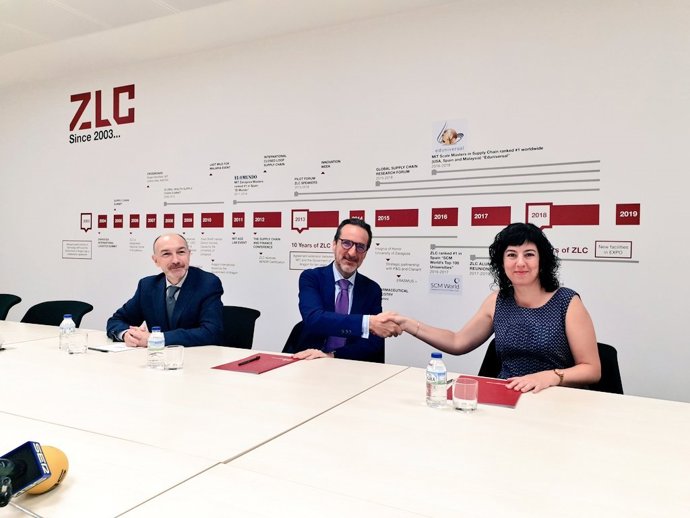 La directora del ZLC, Susana Val, y el presidente de UNO, Francisco Aranda, han suscrito este viernes el acuerdo de colaboración en Zaragoza.