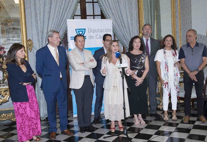 Irene García con representantes turísticos