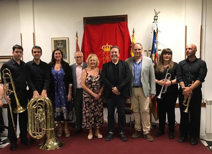 Pello Pellejero, rodeado de concejales de Zaragoza, la presidenta Notivoli e instrumentistas de La Pamplonesa