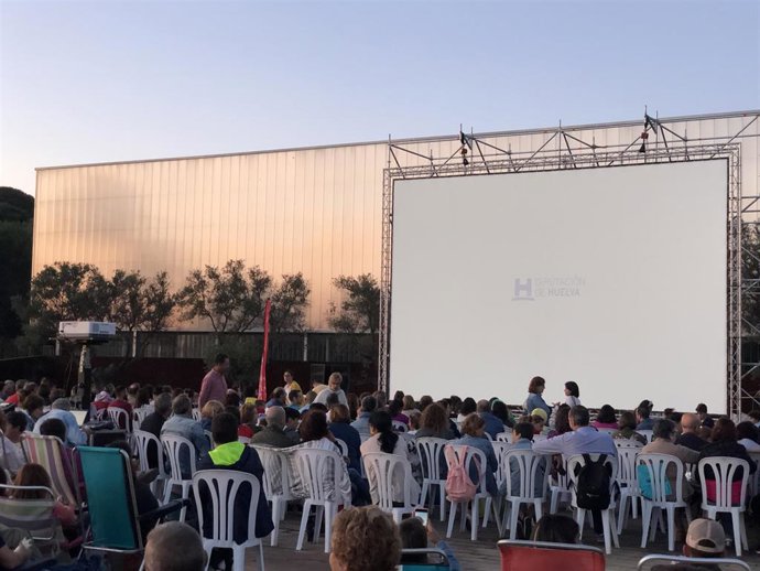 Actividad 'Cine bajo las estrellas' de la Diputación de Huelva en La Rábida.