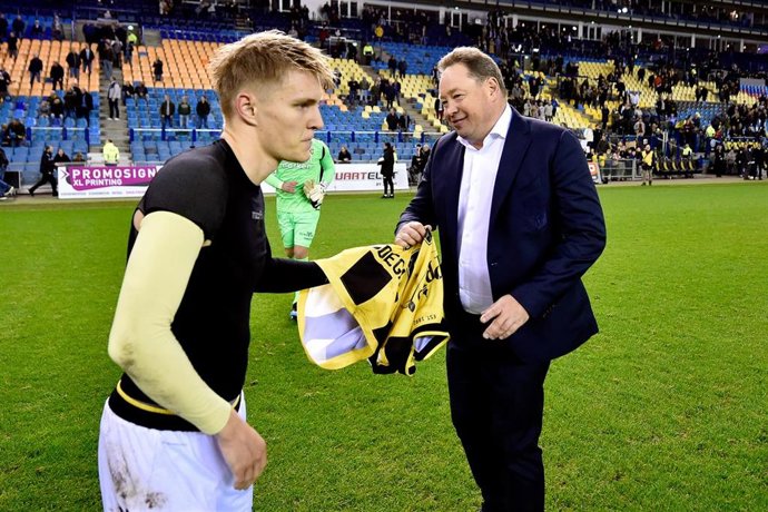ARNHEM, 02-03-2019, GelreDome, season 2018 / 2019, Eredivisie, Vitesse player Martin Odegaard giving his shirt to Vitesse coach Leonid Slutskiy after the match Vitesse - NAC Breda 4-1