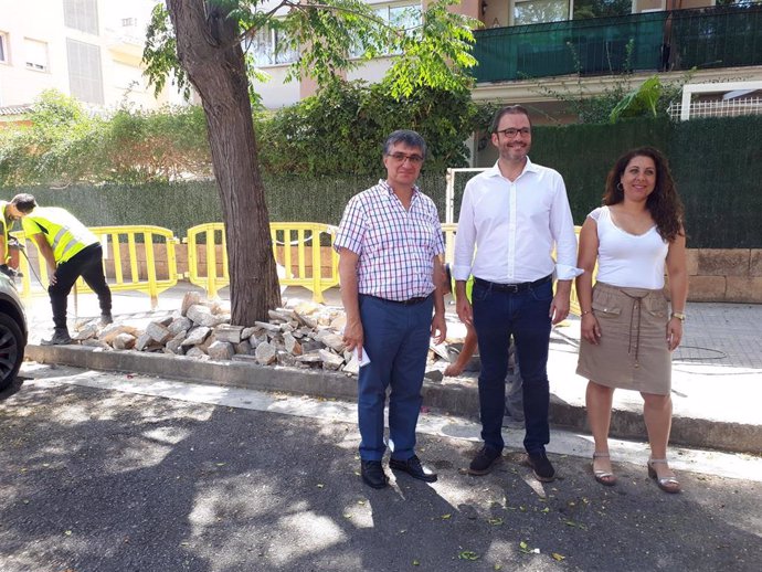 El alcalde de Palma, Jose Hila, visita el plan de choque contra las malas hierbas