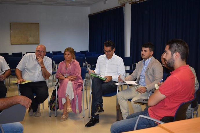 Reunión entre representantes municipales, de la Junta y profesionales sanitarios sobre el plan de verano en Barbate y Zahara