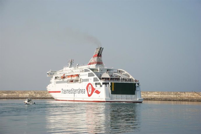 El ferry Villa de Teror saliendo del puerto en su primería travesía