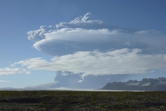 A cloud of smoke rises from the Grimsvotn volcano, under the Vatnajokull glacier in southeast Iceland May 21, 2011. Iceland's most active volcano, the Grimsvotn, erupted on Saturday and hurled a plume of white smoke far into the air, but experts played 