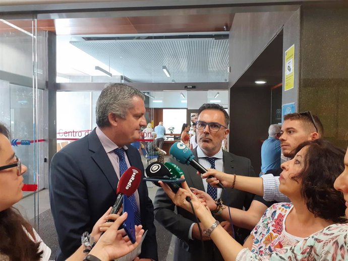 El delegado de Salud y Familias de la Junta en Almería, Juan de la Cruz Belmonte, atiende a los medios