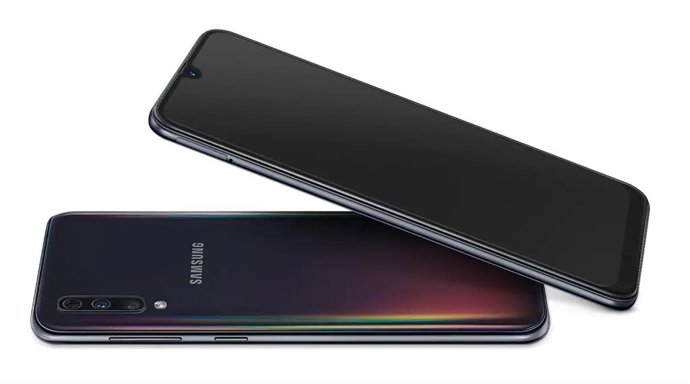 Logotipo de Samsung en el smartphone Galaxy A50