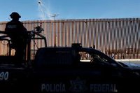 Casi 100 migrantes cubanos en México se amotinan en la frontera con EEUU por la lentitud de su proceso de asilo