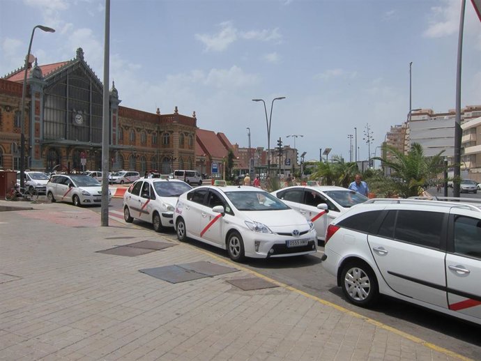 Taxis junto a la estación de ferrocarril de Almería