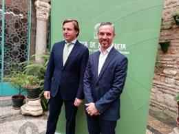 El consejero de Hacienda, Industria y Energía de la Junta de Andalucía, Juan Bravo (dcha.) junto al delegado del Gobierno andaluz en Córdoba, Antonio Repullo.