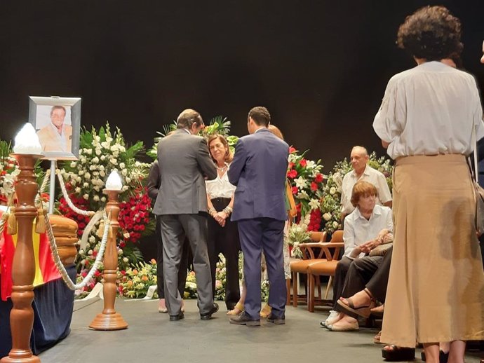 El presidente del Principado en funciones,Javier Fernández, traslada el pésame del Gobierno regional a la viuda del actor gijonés Arturo Fernández.