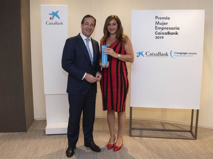 Gonzalo Gortázar entrega el galardón Premio Mujer Empresaria en Andalucía Occidental 2019 a Arancha Manzanares