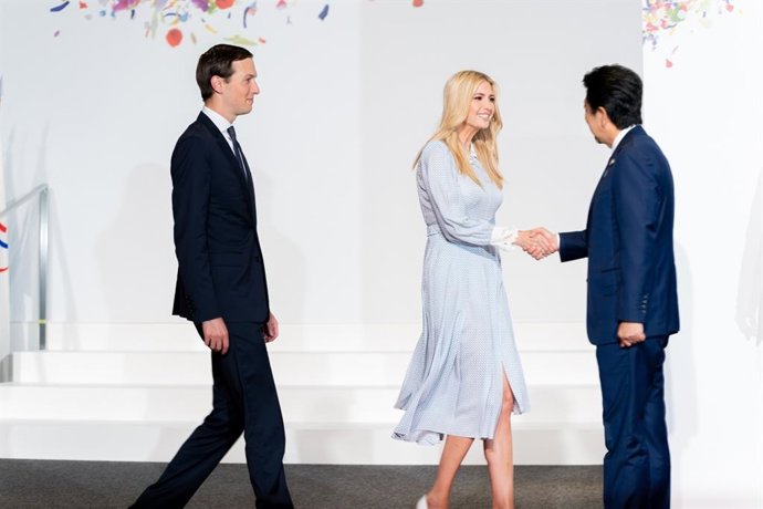 Ivanka Trump, la hija del presidente de Estados Unidos, Donald Trump, saluda al primer ministro de Japón, Shinzo Abe, en la cumbre del G-20 en Osaka