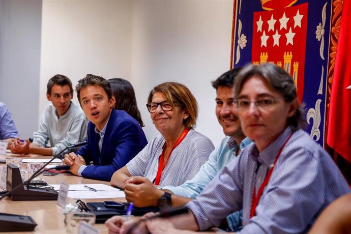 El portavoz de Más Madrid en el Parlamento regional, Íñigo Errejón (4d) junto a Inés Sabanés (3d), Marta Higueras (1d) y otros compañeros de partido en una reunión del partido en la Asamblea de Madrid.