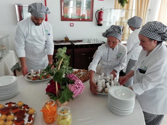 Huelva.- La nueva promoción de cocineros de la Escuela de Hostelería de Islantil