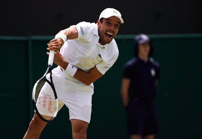 05 July 2019, England, London: Spanish tennis player Roberto Bautista Agut in action against Russia's Karen Khachanov during their men's singles round of 32 match on day five of the 2019 Wimbledon Grand Slam tennis tournament at the All England Lawn Ten
