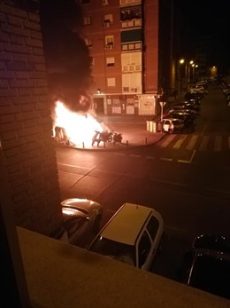 Imagen de un contendor ardiendo en la calle Verdaguer y García con Luis Cernuda, en el distrito de Ciudad Lineal.