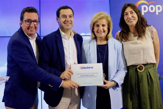 El presidente del PP-A, Juanma Moreno, con la exministra de Empleo Fátima Báñez.