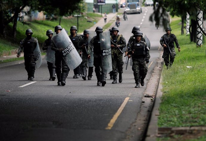 Miembros de la Policía Militar durante las protestas contra el presidente de Honduras