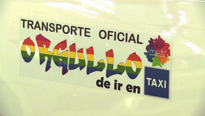 Un vehículo de Taxi Madrid, con una pegatina en la que se lee ' Trasporte oficial. Ogullo de ir en Taxi'.