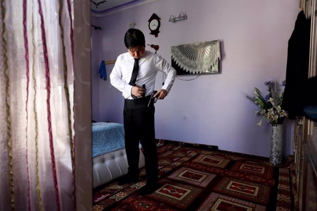 Un hazara se prepara para salir al trabajo en Pakistán