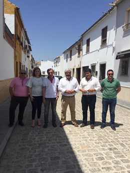 Visita en Marmolejo obras realizadas en la red de saneamiento de la calle Pérgolas