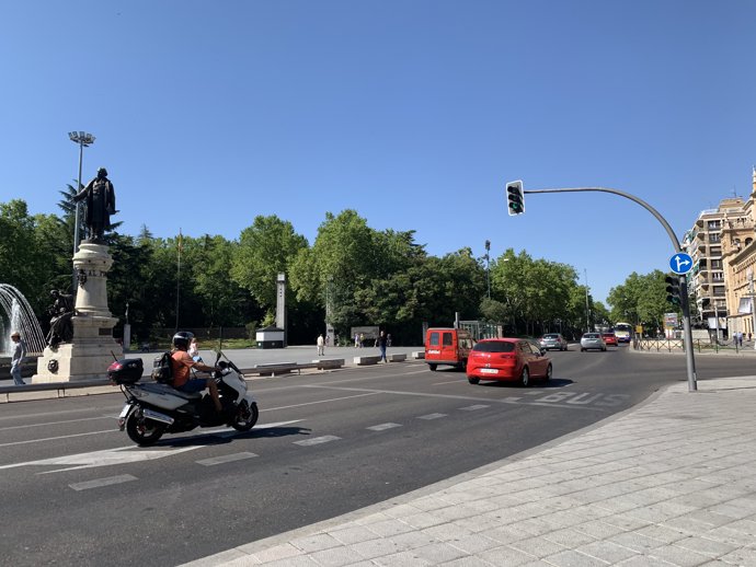 Vehículos circulando por el Paseo de Zorrilla.