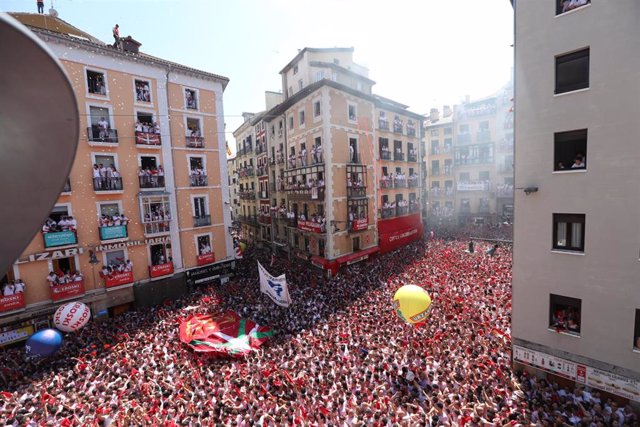 Miles de personas celebran el Chupinazo que da inicio a los San Fermines de 2019 en Pamplona (Navarra).