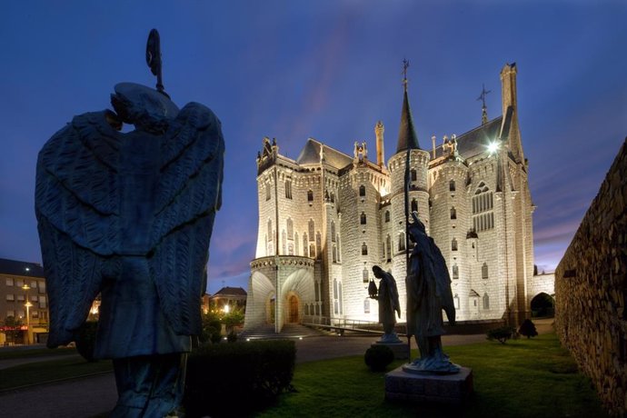 Palaciío de Gaudí  iluminado en la noche astorgana