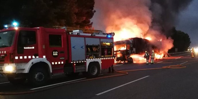 Un camión incendiado en Castellet i La Gornal (Barcelona)
