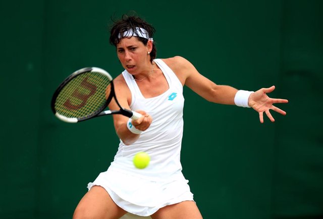 06 July 2019, England, London: Spanish tennis player Carla Suarez Navarro in action against USA's Lauren Davis during their women's singles round of 32 match on day six of the 2019 Wimbledon Grand Slam tennis tournament at the All England Lawn Tennis and 