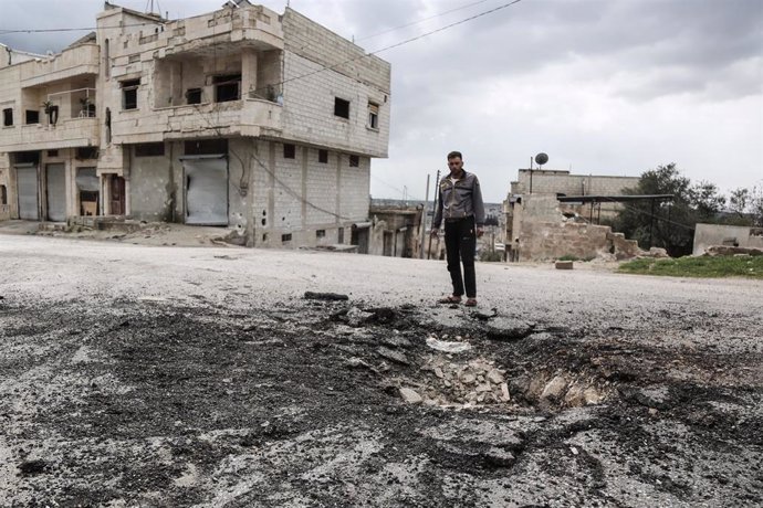 Un hombre en una zona bombardeada en Jan Sheijun, en la provincia de Idlib