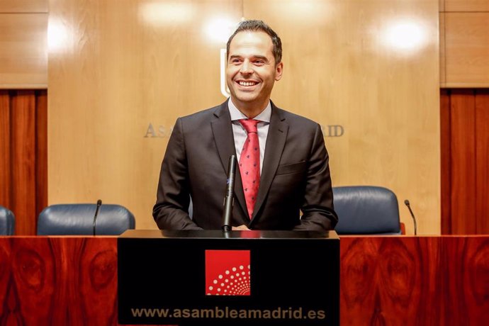 El portavoz de Ciudadanos en el Parlamento regional, Ignacio Aguado, ofrece declaraciones a los medios de comunicación tras su reunión con el presidente de la Asamblea de Madrid.