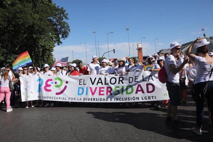 Manifestantes de REDI en el Orgullo 2019 de Madrid
