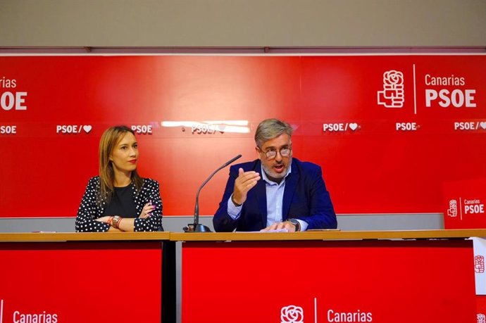 El secretario de Organización del PSOE Canarias, Jorge González, y la vicesecretaria general regional, Nira Fierro