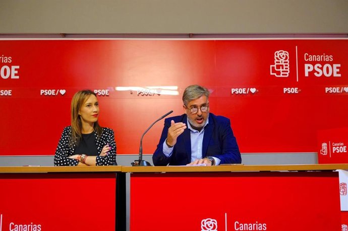 El secretario de Organización del PSOE Canarias, Jorge González, y la vicesecretaria general regional, Nira Fierro