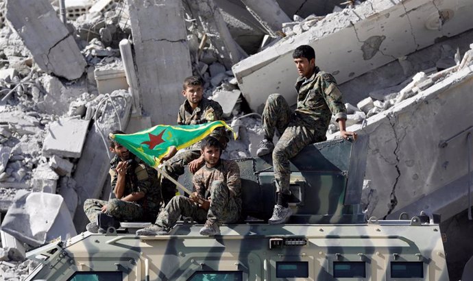 Combatientes de las Fuerzas Democráticas Sirias (FDS) en un vehículo blindado tras la liberación de Raqqa.