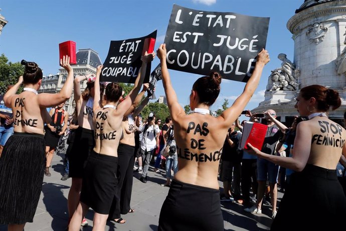 Un grupo de manifestantes durante las protestas contra la violencia machista en París.