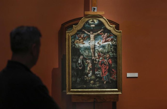 Un visitante observa un cuadro en el Museo de Bellas Artes de Sevilla