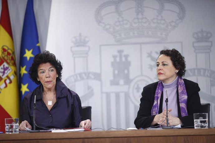 La ministra portavoz, de Educación y Formación Profesional, Isabel Celaá (i), y la ministra de Trabajo, Migraciones y Seguridad Social, Magdalena Valerio (d), tras la reunión del Consejo de Ministros en Moncloa (archivo)