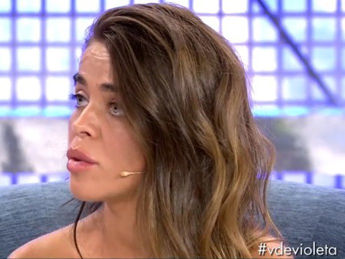 Violeta ha sido otra de las invitadas en el Deluxe y lo cierto es que su testimonio nos ha dejado con la boca abierta. La concursante se ha desahogado como nunca antes lo había hecho y ha hablado sobre la relación tan delicada que tiene con su padre. As