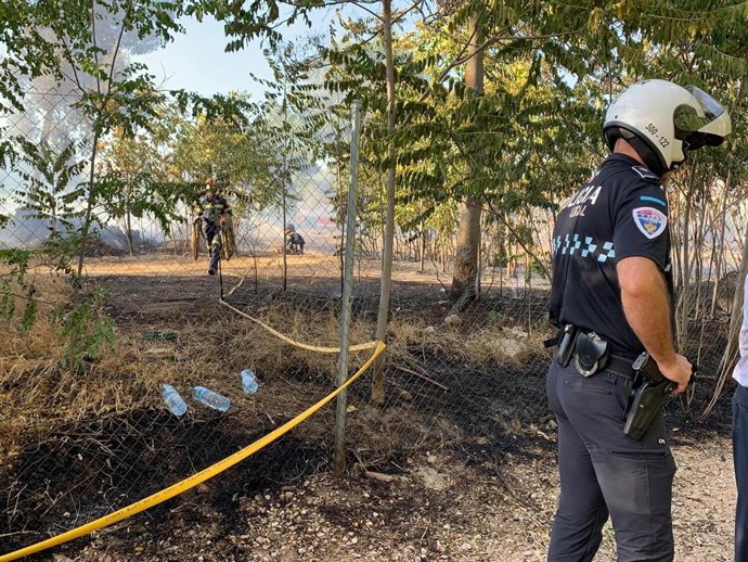 Incendios.- Un medio y cuatro personas trabajan en el incendio registrado detrás