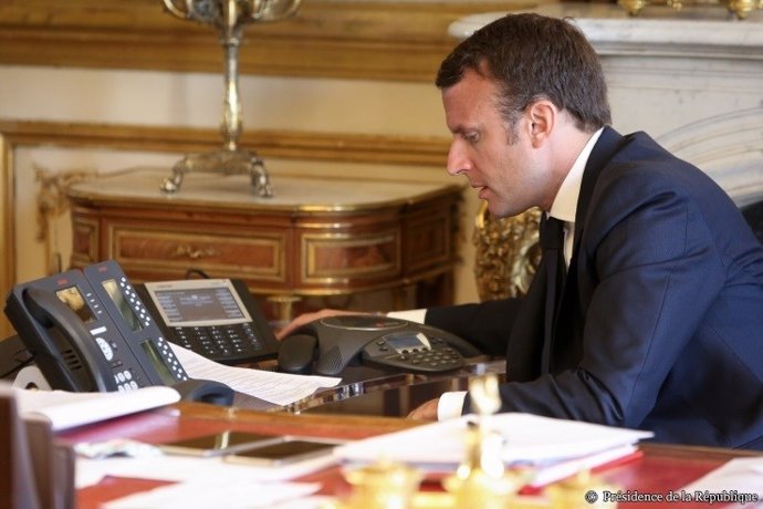 El presidente de Francia, Emmanuel Macron, habla con su homólogo de Irán, Hasán Rohani