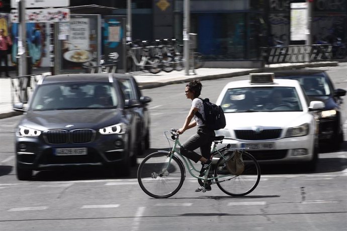 Una ciclista cruza por un paso de peatones en la Plaza de España de Madrid.