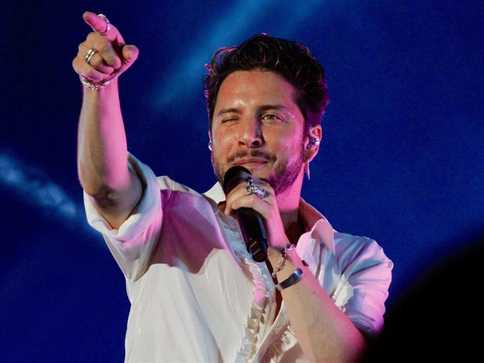 Starlite, el evento estival más aclamado y esperado de la Costa del Sol, arrancó anoche su VIII edición con un apoteósico concierto de Manuel Carrasco, en el que su cálida voz desató el lado más emotivo y a la vez salvaje de los asistentes, que abarrota