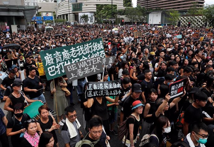 Manifestación de la oposición en la estación de trenes de alta velocidad de Tsim Sha Tsui, en Hong Kong