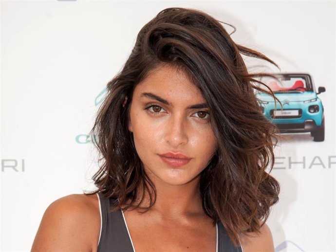 Lucía Rivera se ha presentado en el desfile de Betiana Pavón tras revolucionar las redes con su insinuante fotografía en bikini y ha declarado lo mal que le parece que se la critique por imágenes que todo el mundo se hace, mostrándose igual que cuando a