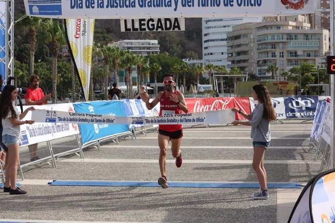 El primer corredor en atravesar la línea de meta de la carrera por la Justicia Gratuita y el Turno de Oficio celebrada en Málaga, Javier Díaz Carretero, del Club San Pedro Atletismo.