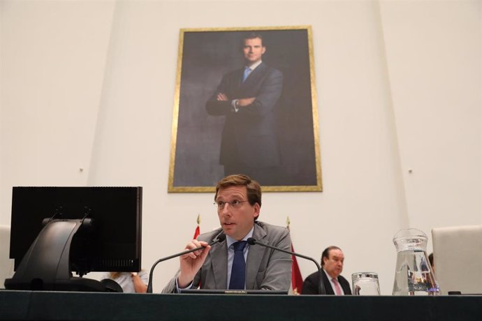 El alcalde de Madrid, José Luis Martínez Almeida, interviene en el Pleno municipal celebrado en el Palacio de Cibeles.